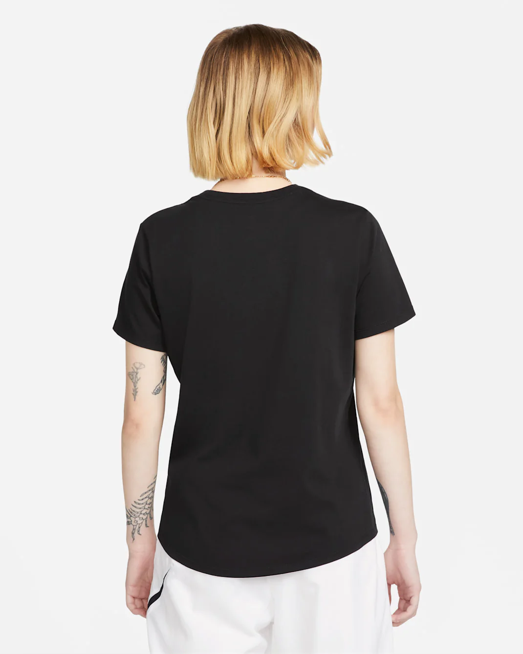 Nike Women's Sportswear Club Essentials T-Shirt - Image 2